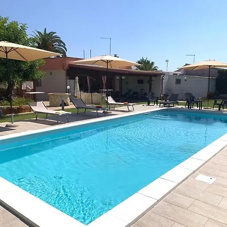 Lucia Con Piscina 이스피카